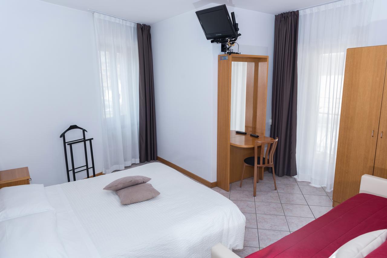 Albergo Ristorante Da Neni โมรี ภายนอก รูปภาพ